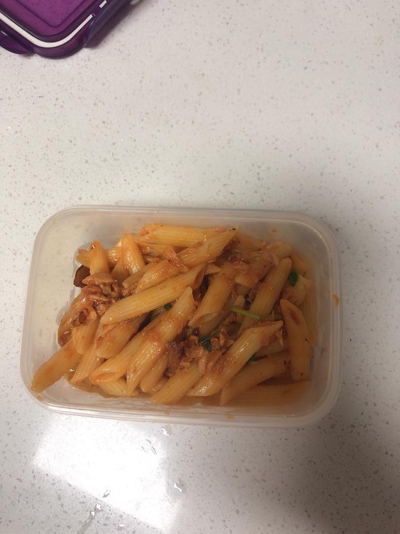 被意佬强行推荐的经典至简番茄金枪鱼意面(creamy tuna pasta)