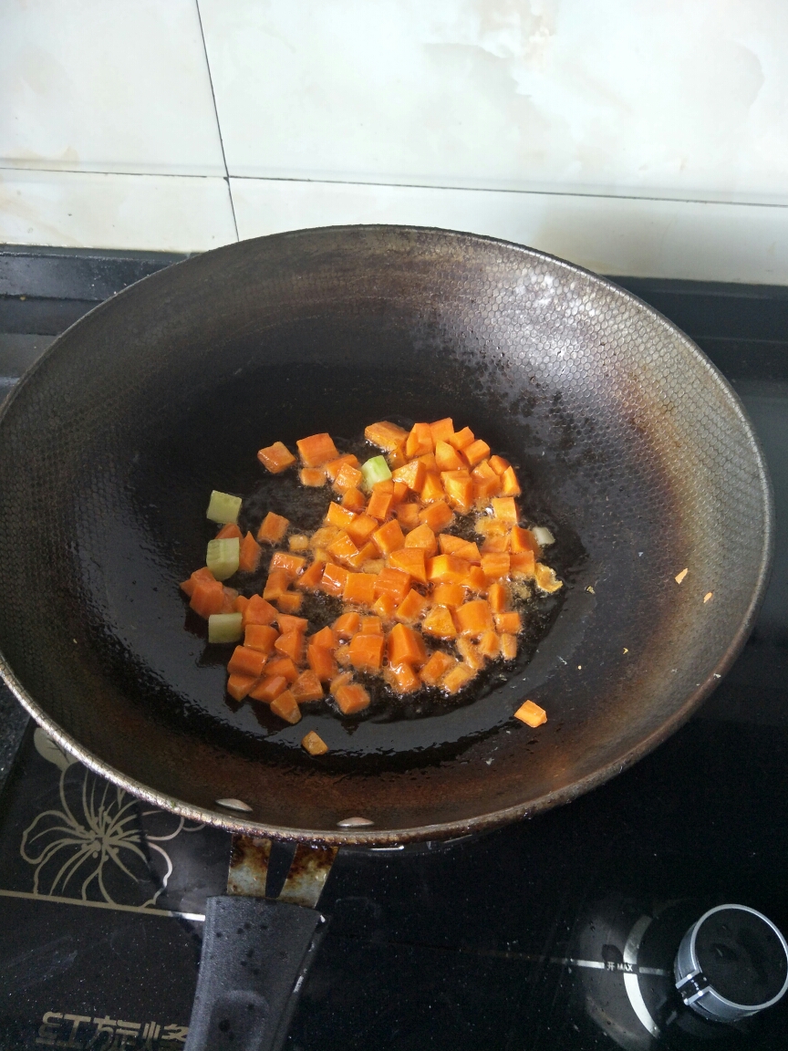 黄瓜胡萝卜火腿丁的做法 步骤3