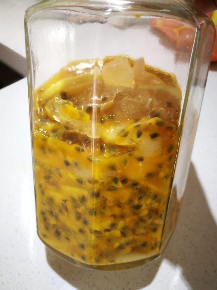 美白秘笈夏日最爱蜂蜜冰糖百香果柠檬茶