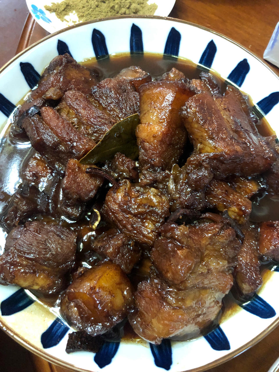 吃着碗里望着锅里的红烧肉