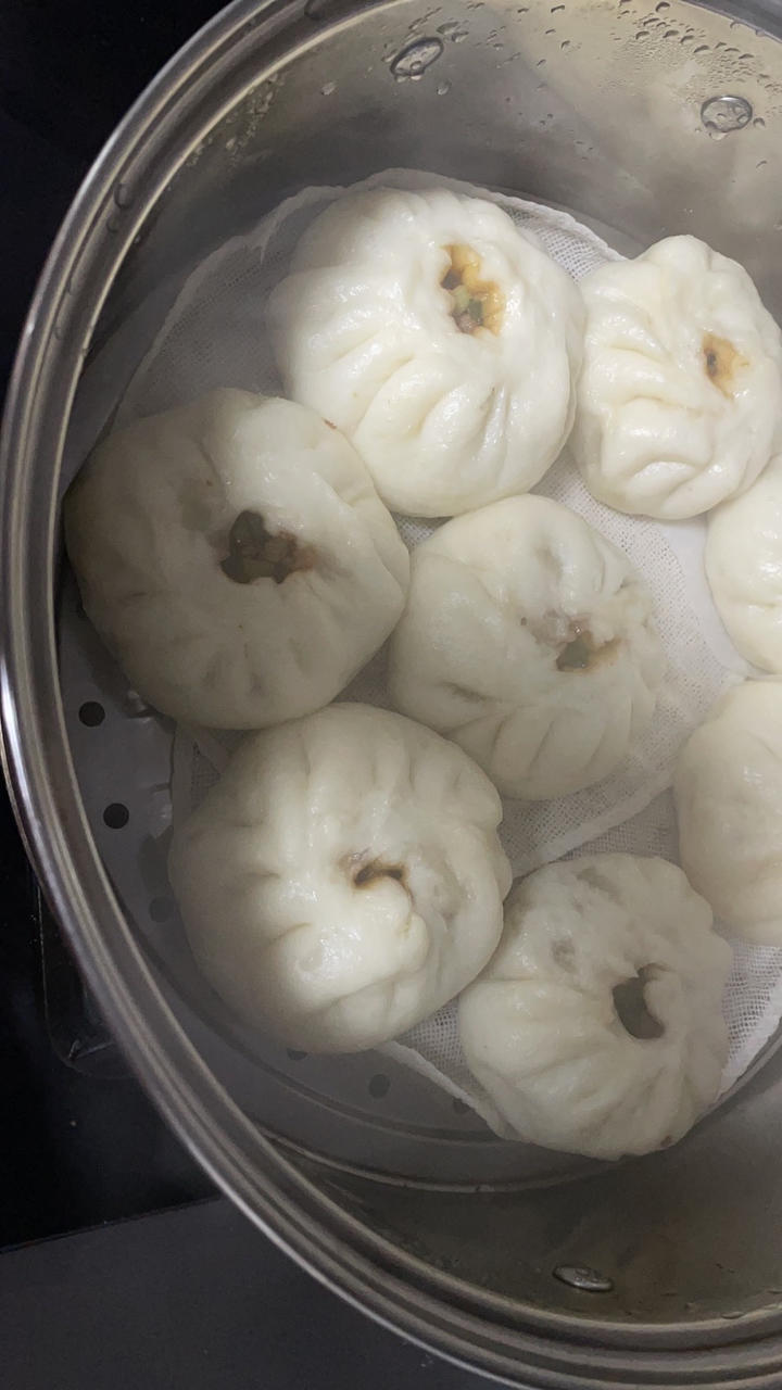 一口吃到很多肉的酱肉包