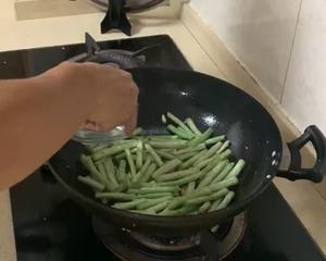 家常炒豇豆也可以很下饭的做法 步骤5