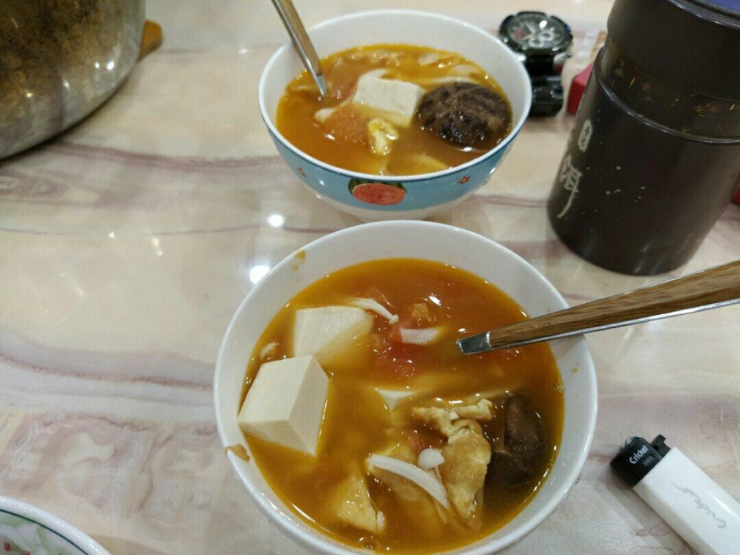 西红柿菌菇豆腐汤