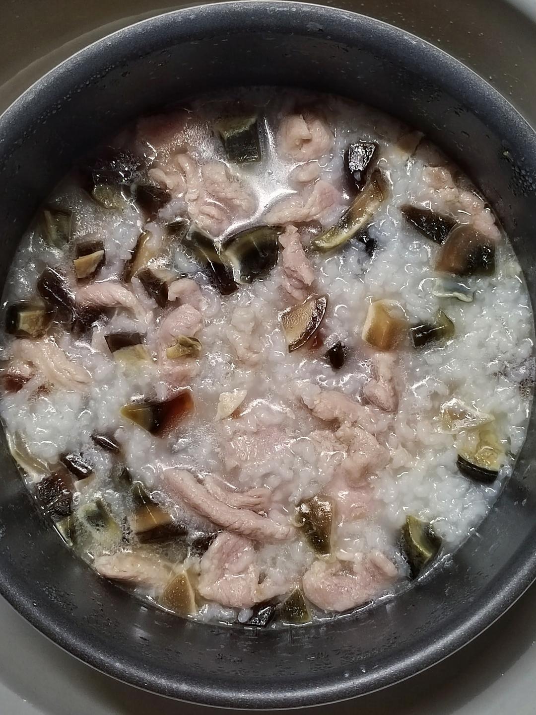 妈妈👩教我做的皮蛋瘦肉粥🥣简单快捷美味😋