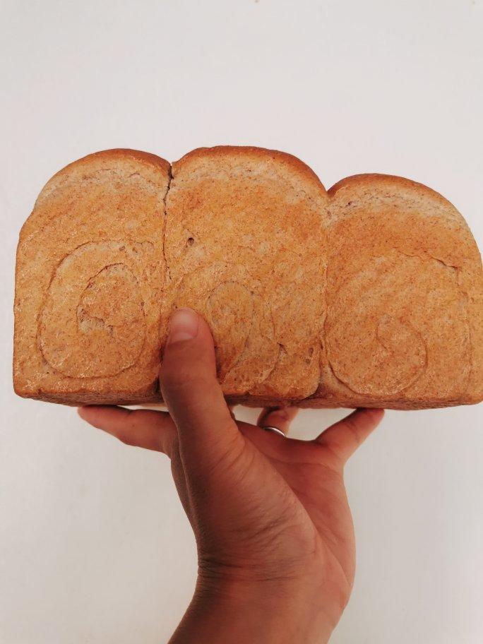 黑全麦波兰种吐司，这么柔软简直怀疑你是个假全麦！