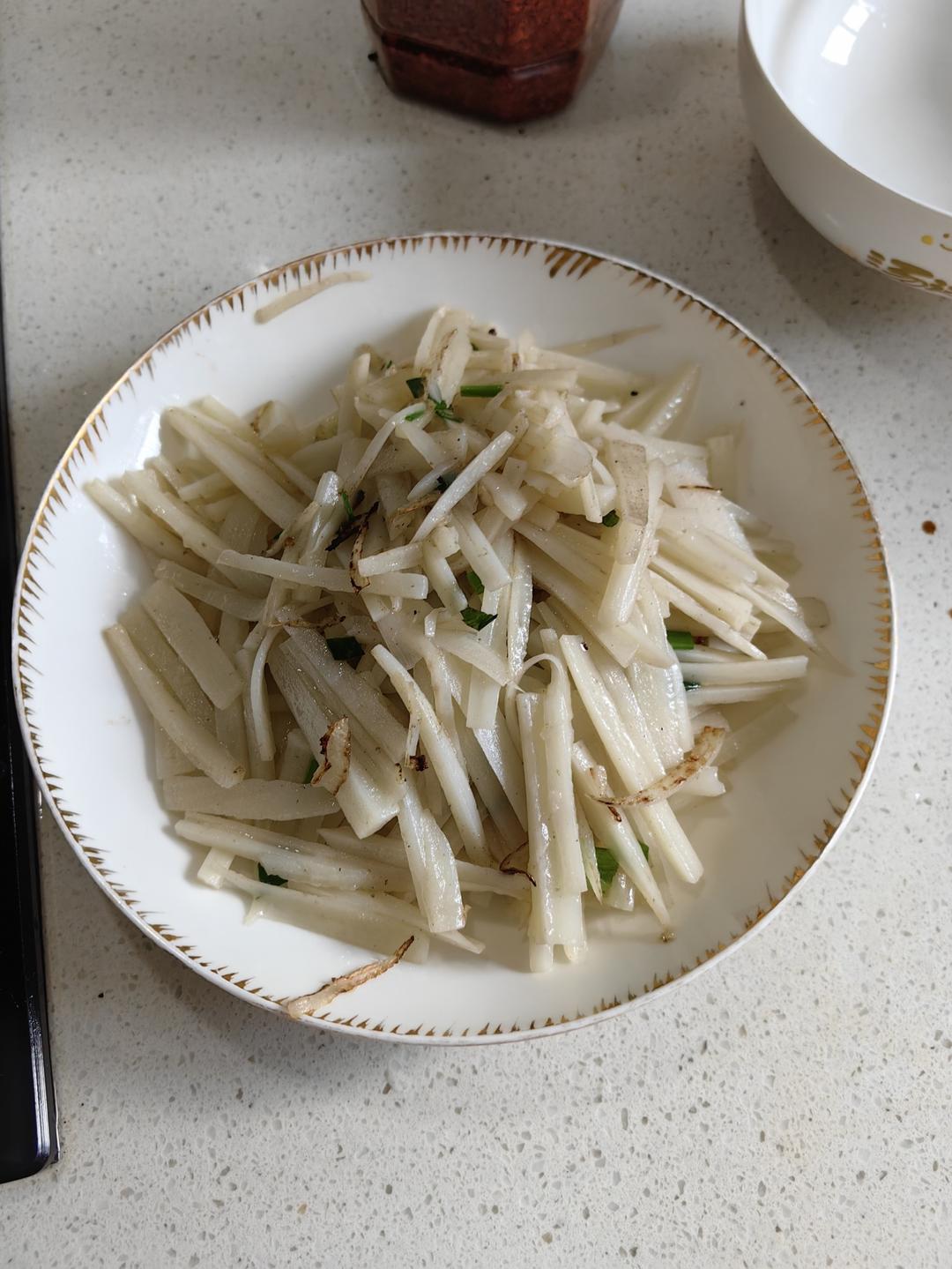 清炒藕丝（巧妙的切丝法）