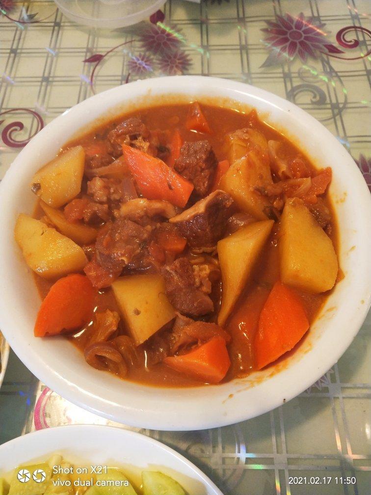 番茄土豆胡萝卜牛腩（牛肉鲜嫩的独家秘诀）