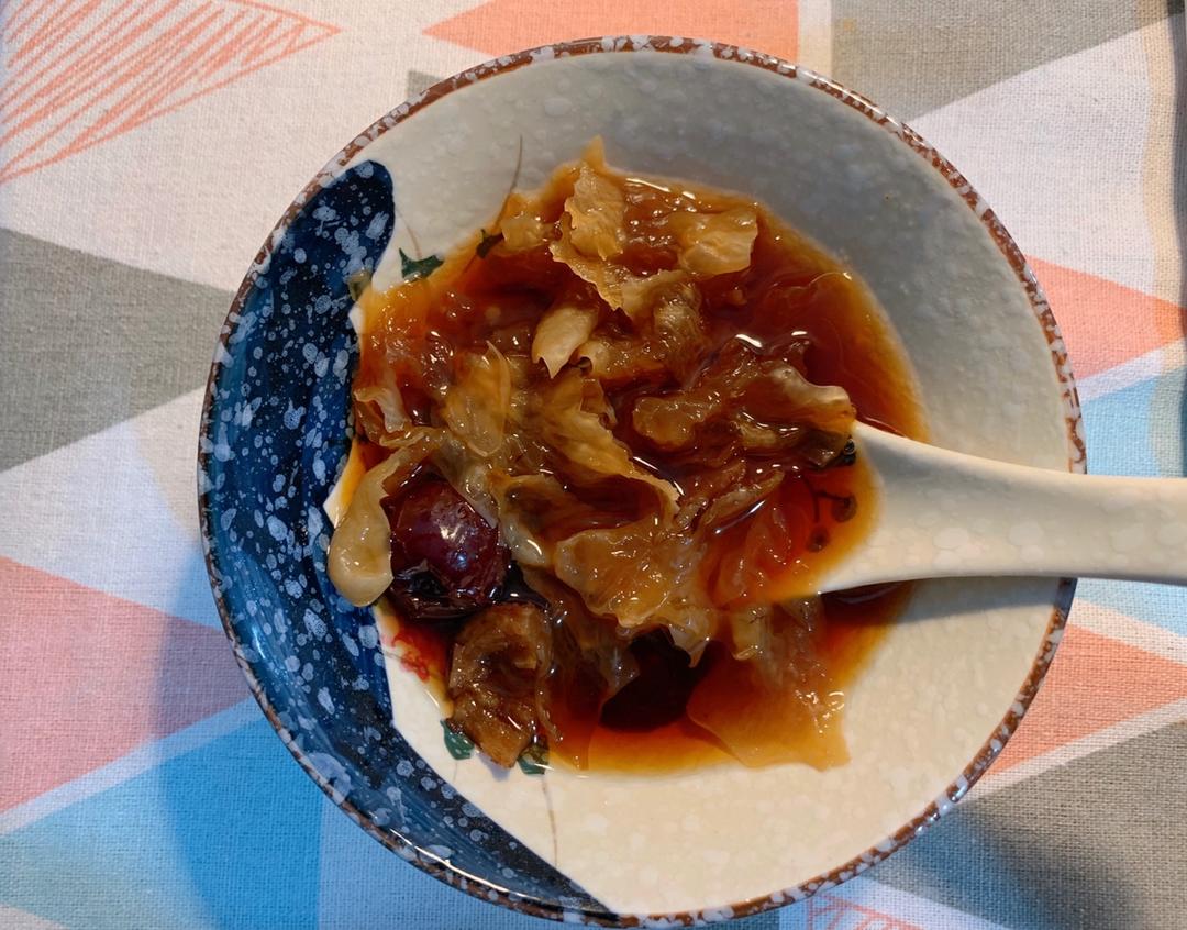 冰糖银耳红枣汤