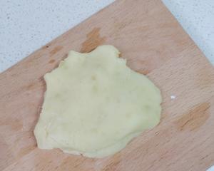 金黄土豆小鱼饼的做法 步骤2