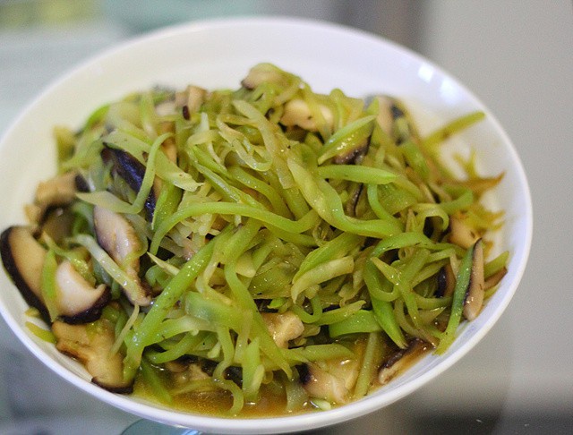 莴笋炒香菇