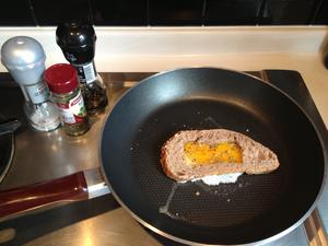 鸡蛋面包美味早餐 － 洞中的癞蛤蟆的做法 步骤6