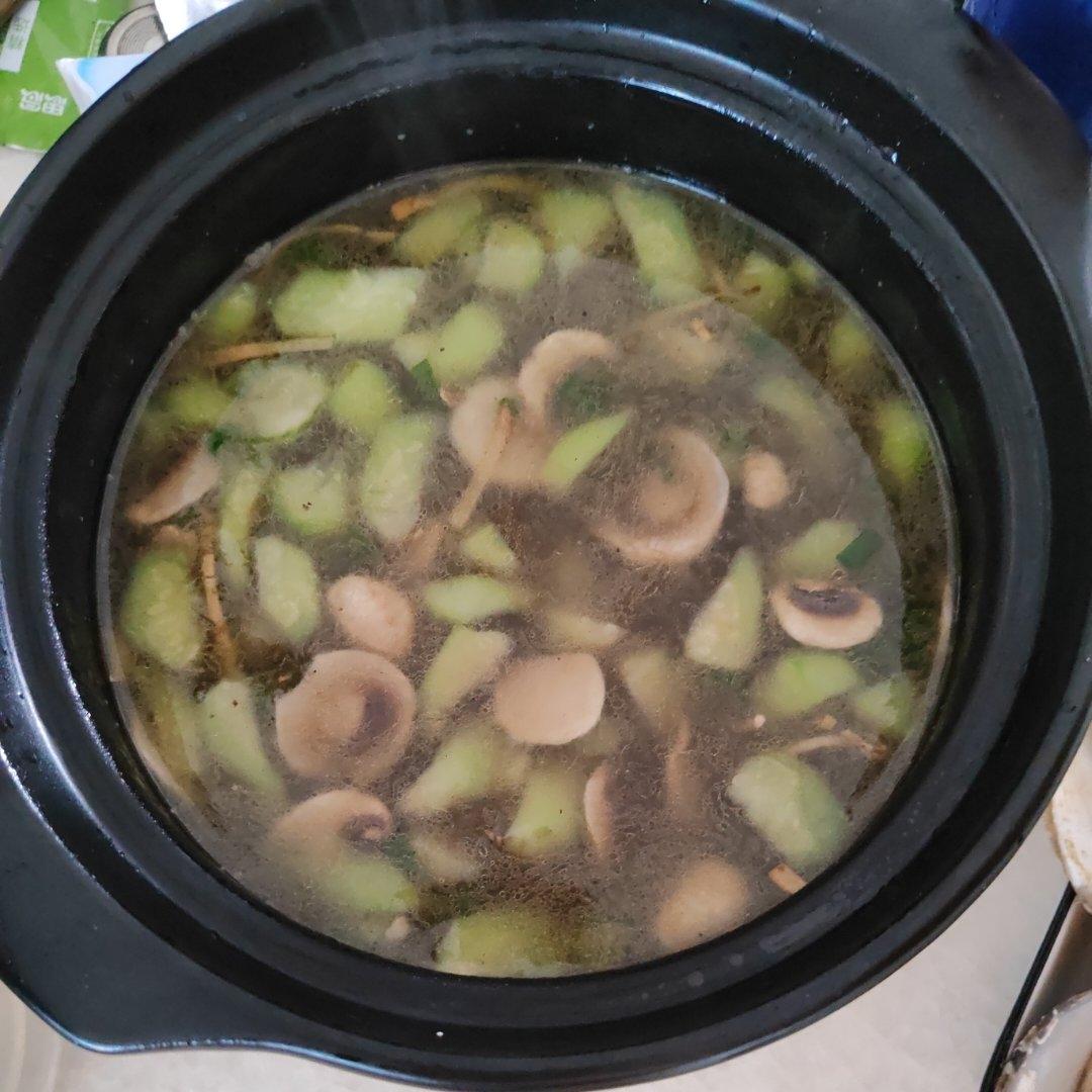 汤鲜味美！适合天热喝的刮油神汤～丝瓜蘑菇汤
