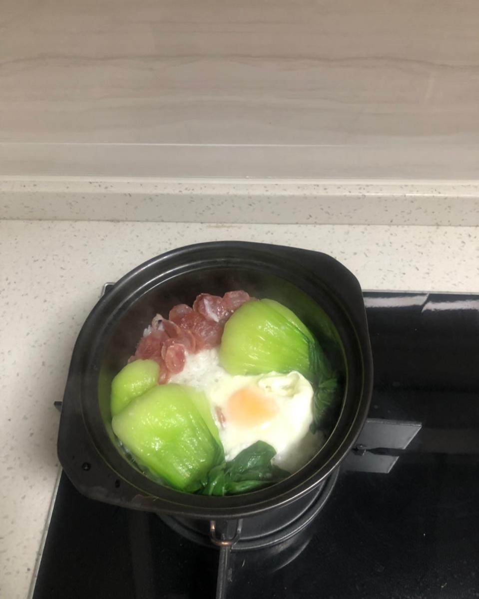 广式腊味煲仔饭