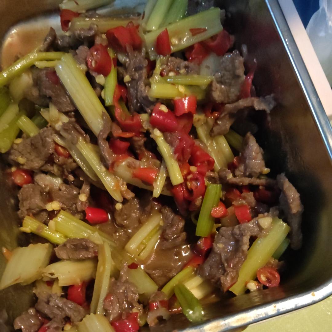 好吃到邻居敲门蹭饭的芹菜炒牛肉！
