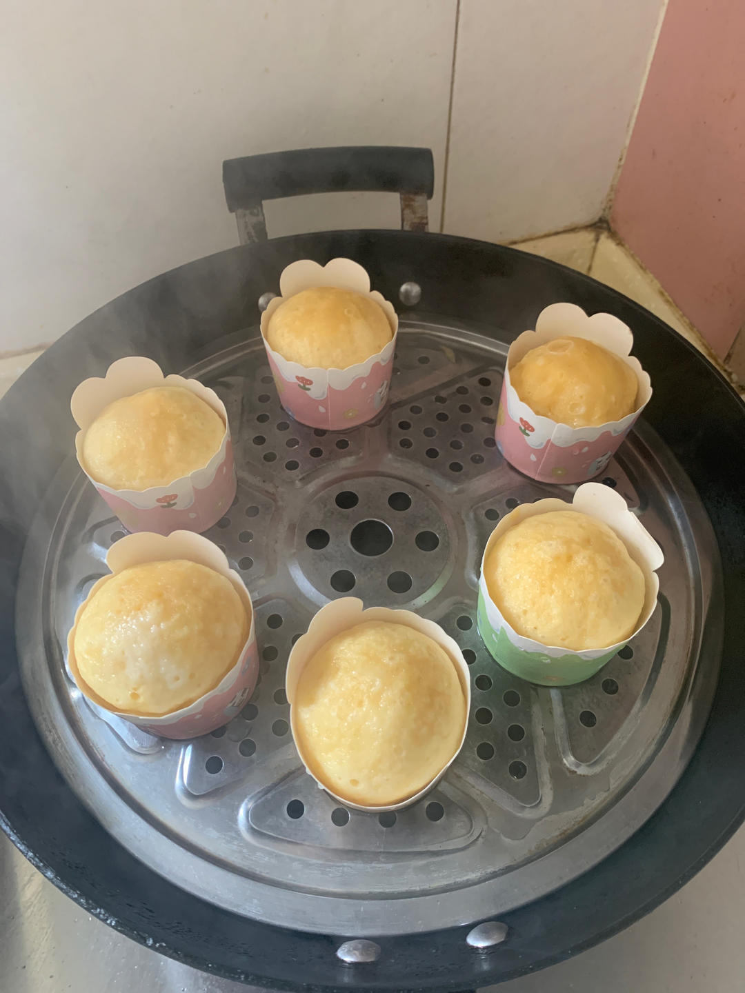 家里有蒸锅就可以做的蒸蛋糕，蓬松暄软好看又好吃，孩子特喜欢