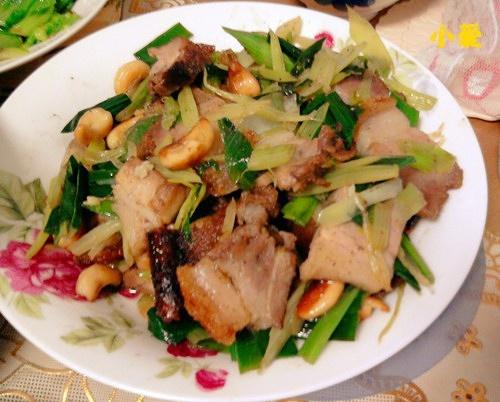 芹菜腰果炒脆皮烧肉的做法