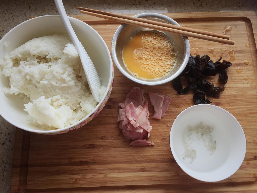 培根鸡蛋&小鱼干炒饭！的做法 步骤1