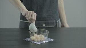 滑蛋虾仁 | 爸爸厨房 VOL . 155 虾仁 鸡蛋 纯牛奶 姜 料酒 盐 橄榄油的做法 步骤2