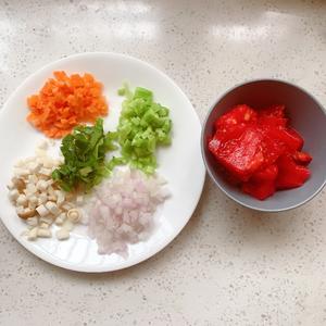 辅食丨番茄胡萝卜洋葱鸡肉浓汤的做法 步骤2
