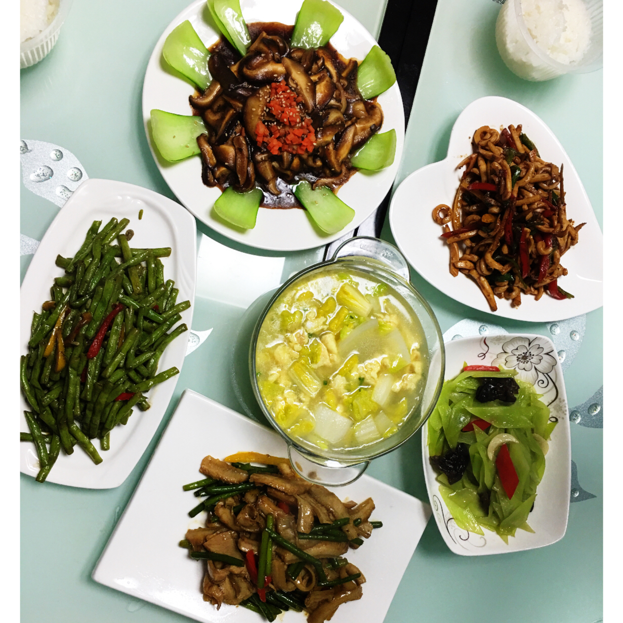 起晒完太阳 几个闺蜜来家里做顿简餐 没空买菜 冰箱里的材料 有啥吃啥