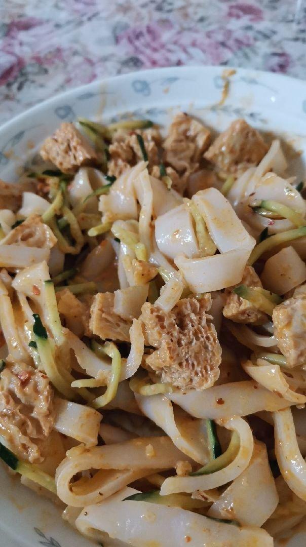 睡不着的啦啦啦lalala做的自制面筋凉皮