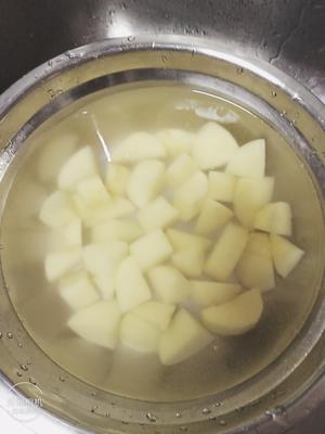 蒜香土豆块的做法 步骤2