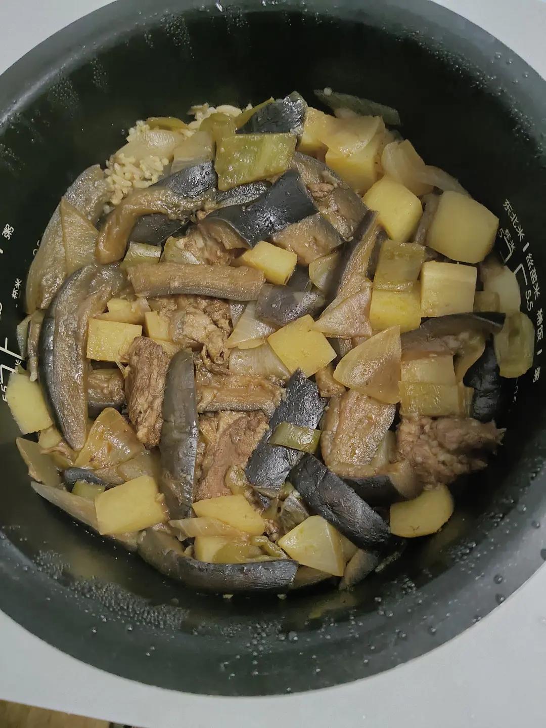 好吃到怀疑人生的懒人电饭煲茄子烧肉焖饭！巨下饭！
