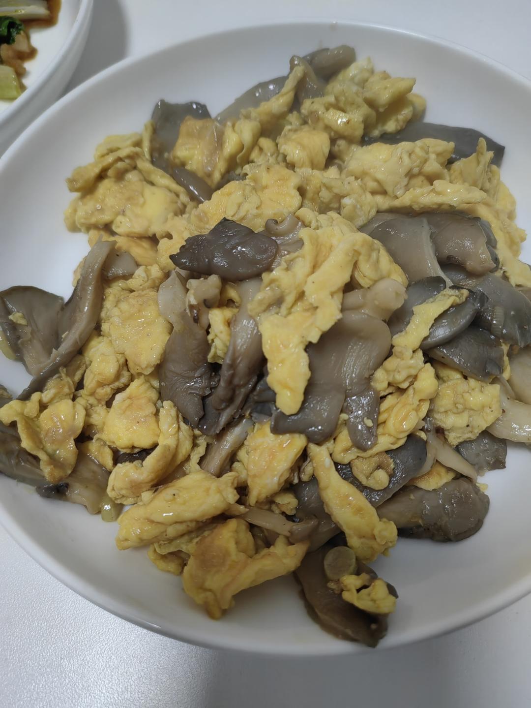 蘑菇炒鸡蛋	平菇这样炒，鲜美无比巨好吃