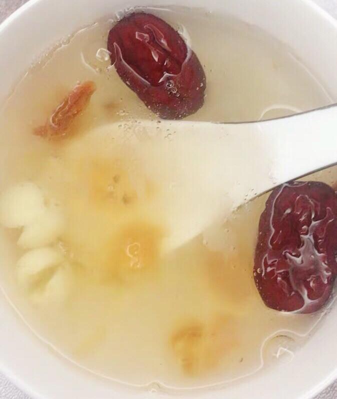 银耳桃胶莲子羹｜养颜平民版燕窝