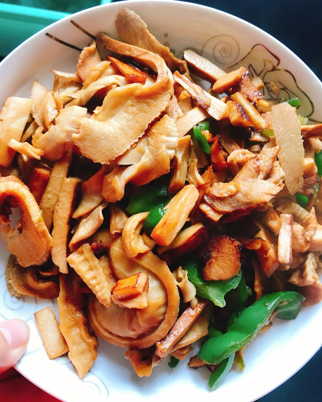 谁家没个酱油瓶做的笋干香菇炒青椒