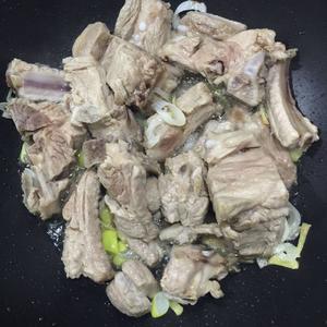 酸菜炒排骨-纯正东北味的做法 步骤4