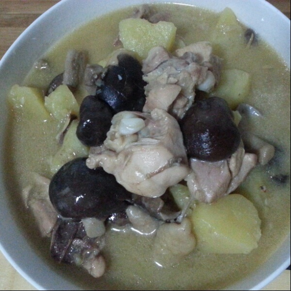 香菇土豆炖鸡肉