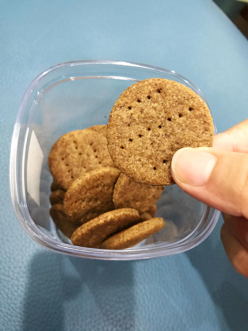 猫乐谷做的黑全麦消化饼干^_^减脂健身人士可吃的小零食