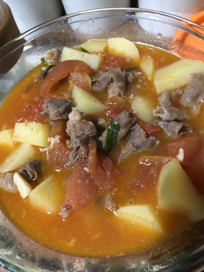 汤汁浓郁，番茄土豆肥牛锅