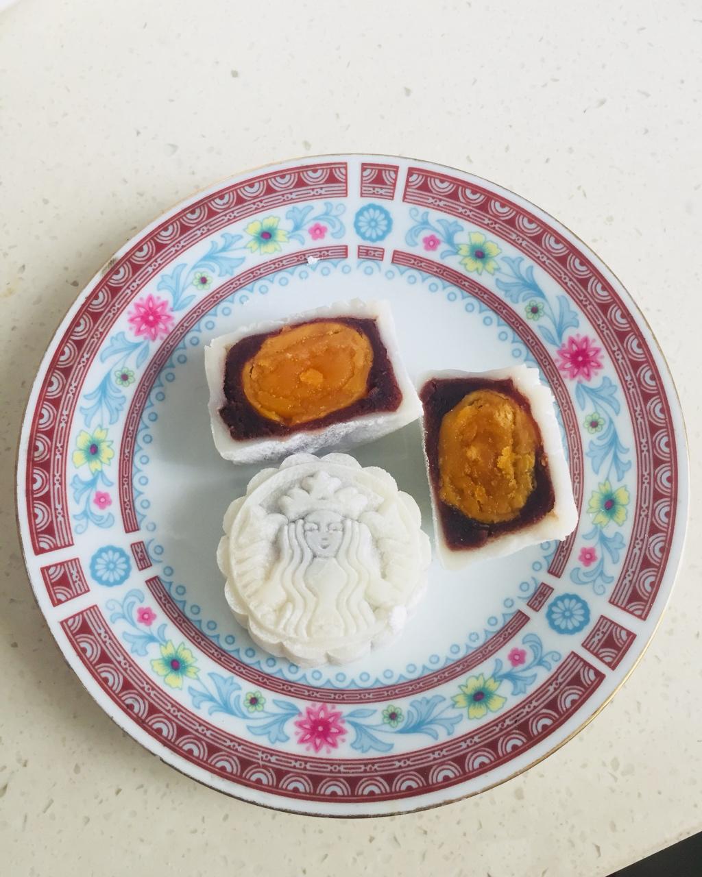 绿豆沙蛋黄冰皮月饼