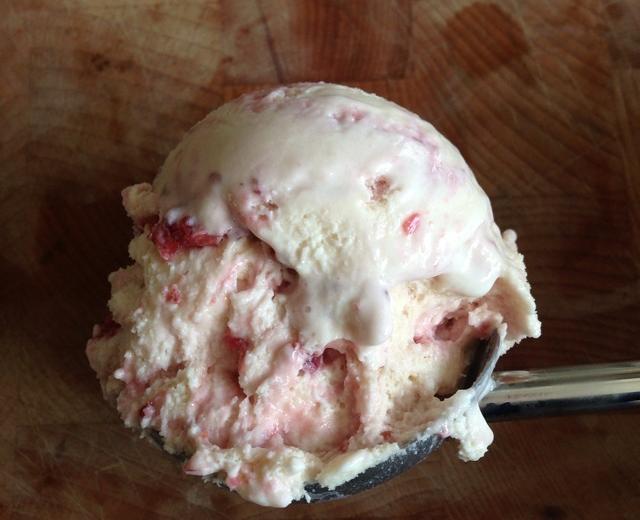 冰淇淋-覆盆子白巧克力冰淇淋的做法