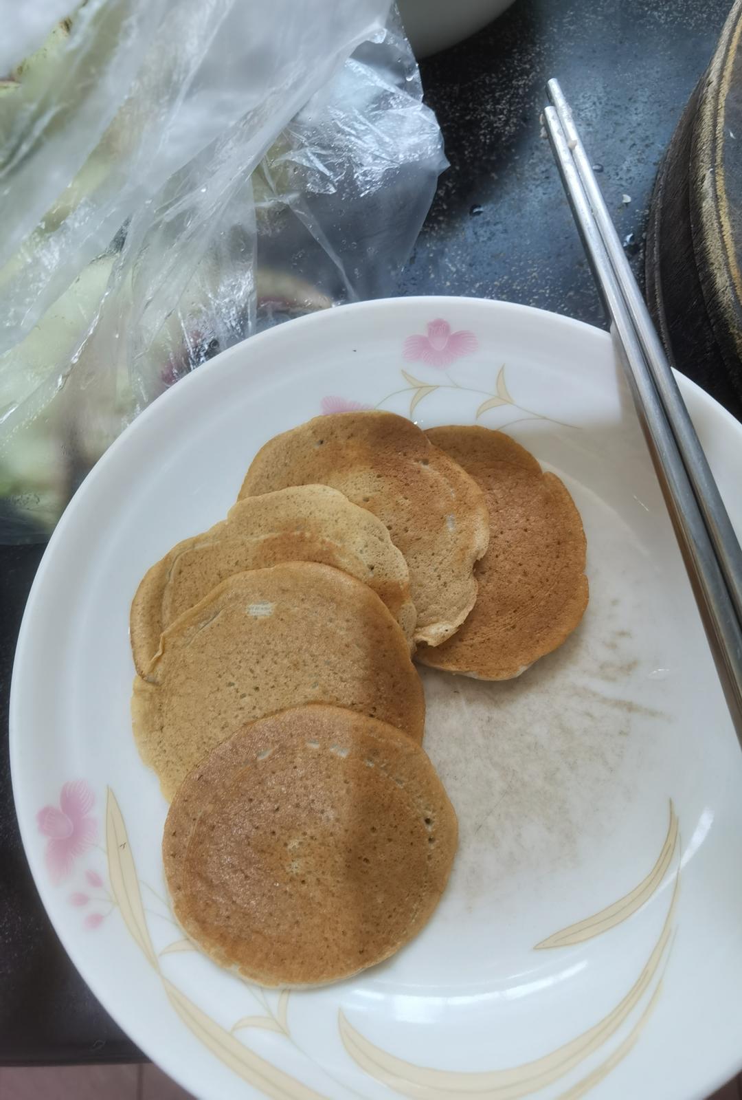 宝宝9个月辅食：奶香香蕉松饼（消耗奶粉）