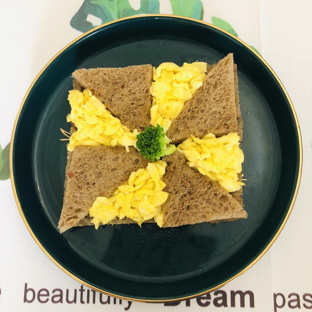 开放式鸡蛋吐司三明治