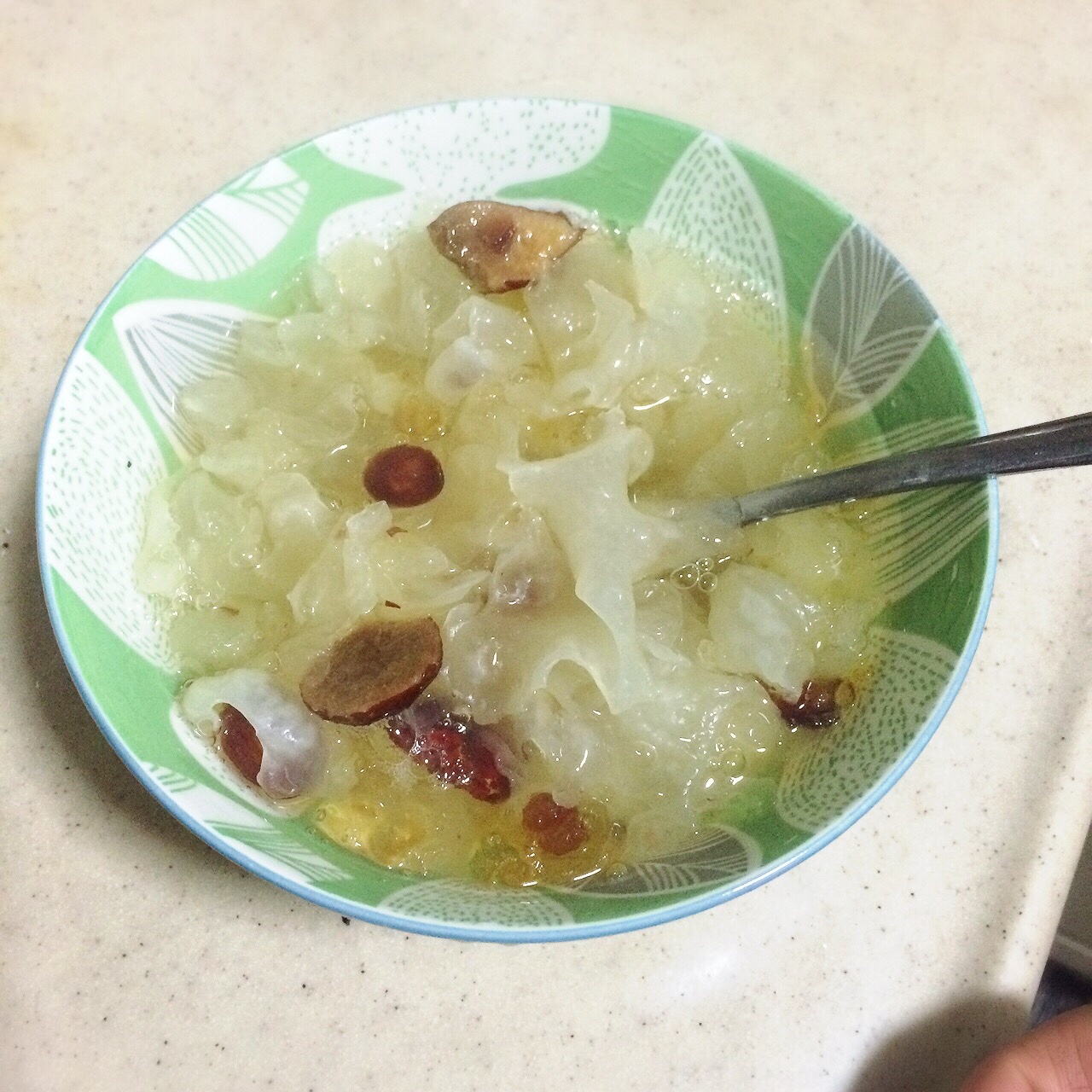 桃胶皂角米炖银耳