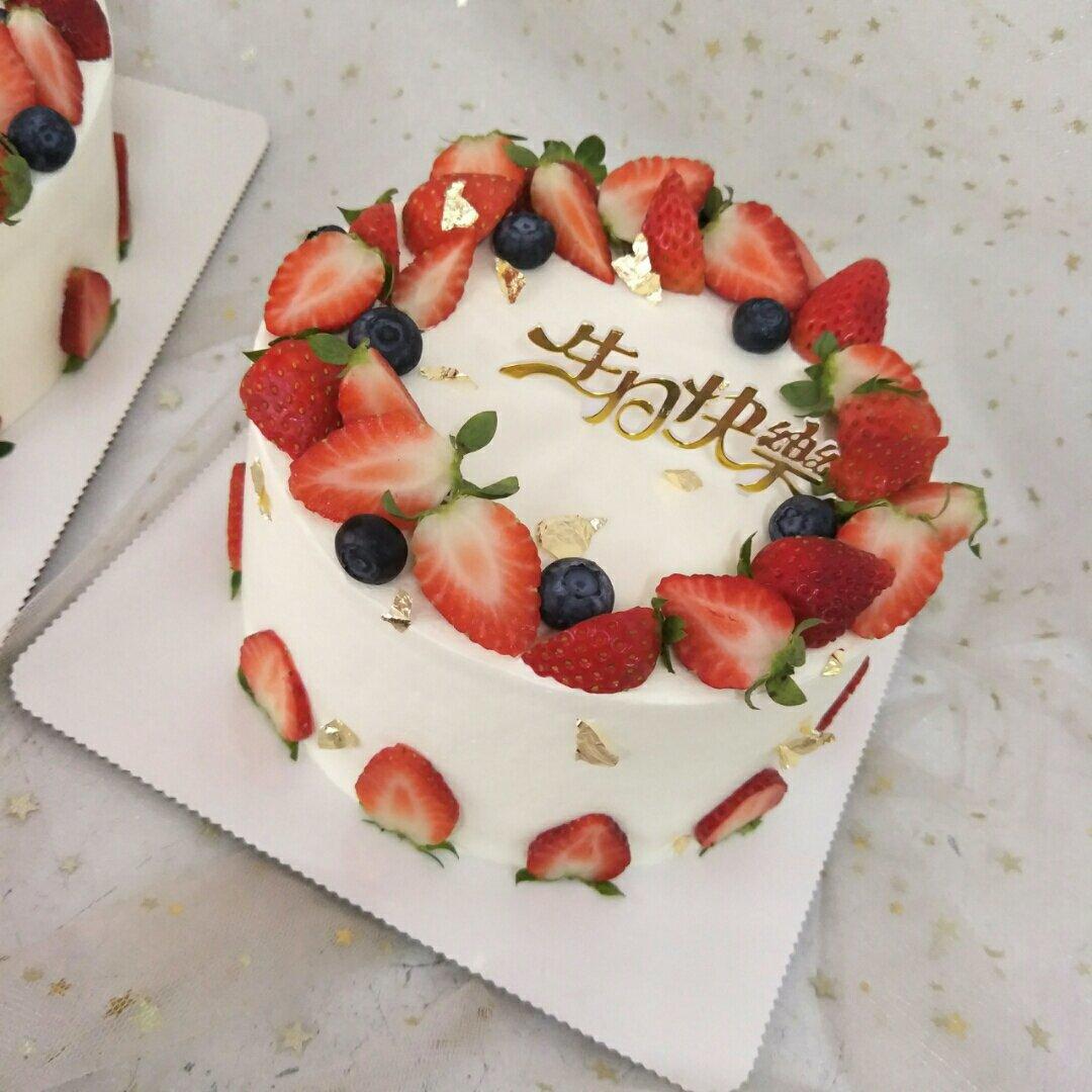 草莓装饰奶油蛋糕