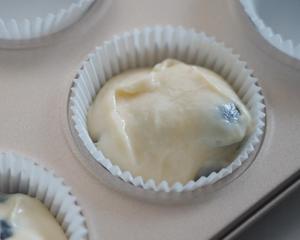【爆浆蓝莓玛芬蛋糕】搅和几下就爆浆了～Blueberry Muffins～ | Q BAKE的做法 步骤10