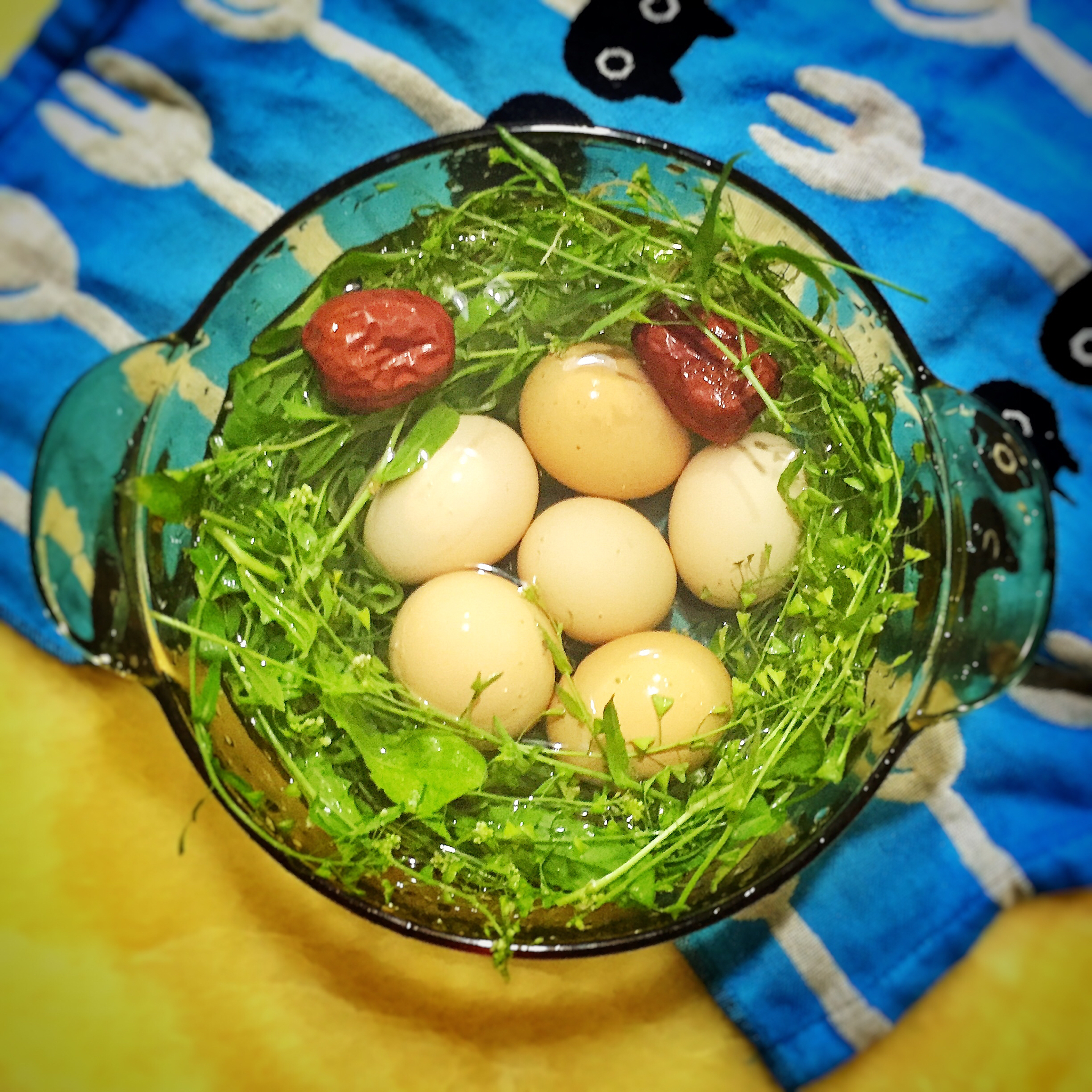 把的开花的荠菜,咱也煮一个,说是三月三荠菜赛仙丹,三月三荠菜煮鸡蛋