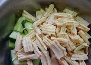 凉拌黄瓜腐竹的做法 步骤3