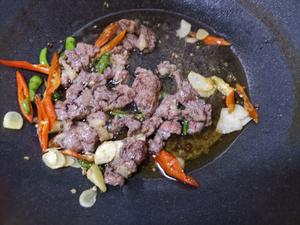 洋葱炒牛肉的做法 步骤4