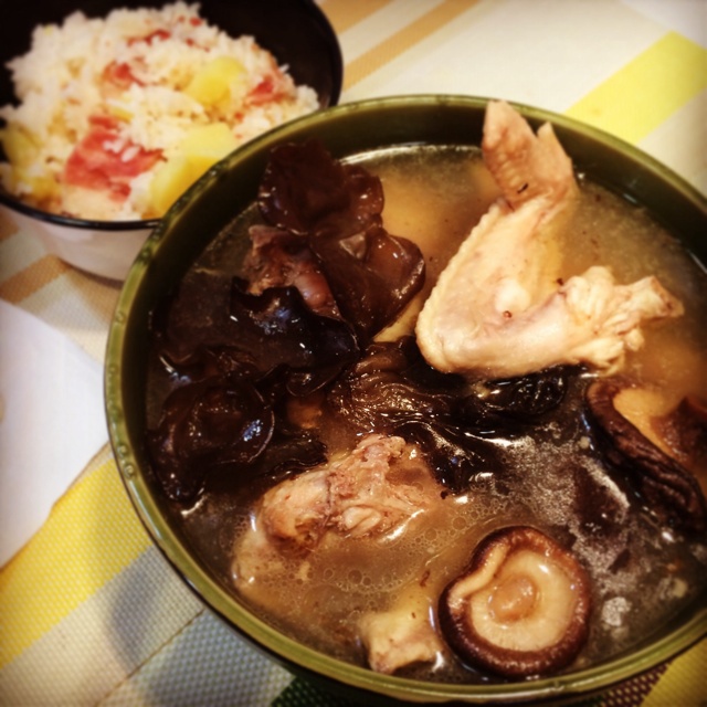 香菇炖鸡汤