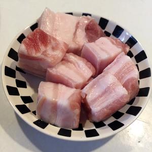 白菜猪肉炖粉条的做法 步骤2