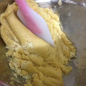广式蛋黄白莲蓉月饼的做法 步骤2