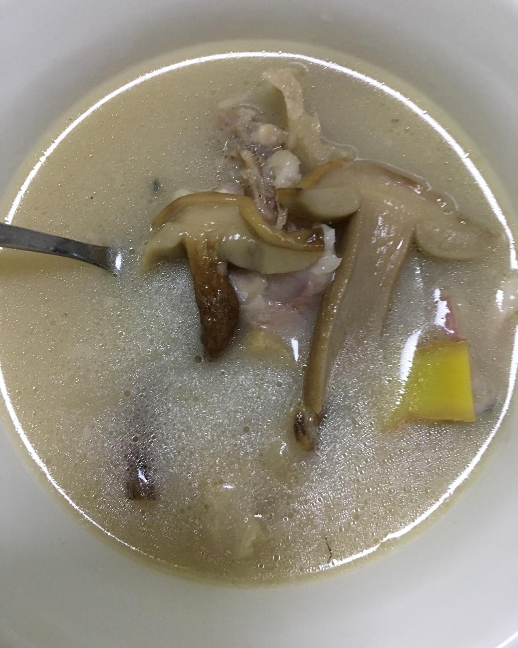 鲜菌奶白鲫鱼汤