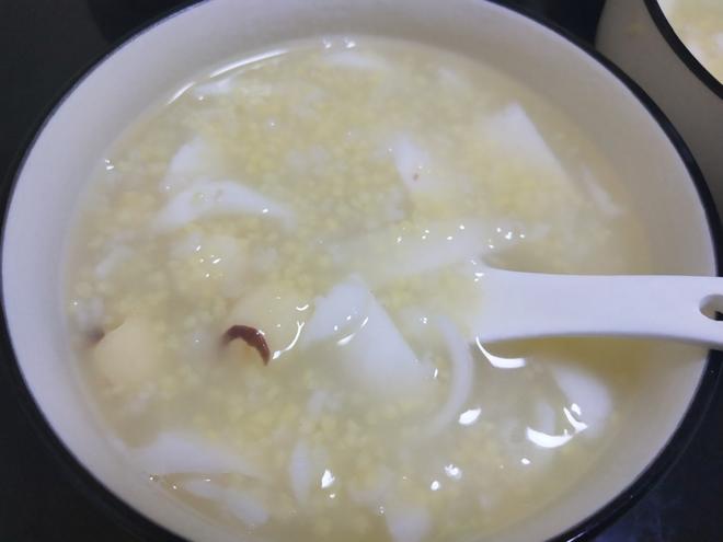 椰肉莲子小米养胃粥的做法