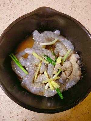 减脂餐18:椒盐吮指虾仁的做法 步骤1